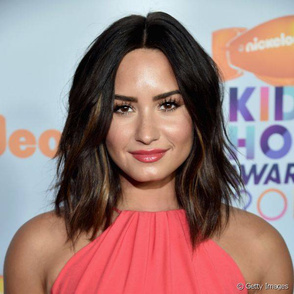 Demi Lovato fez uma make sutil e elegante para o Kids' Choice Awards, com c?lios longos e gloss rosa, combinando com o vestido (Foto: Getty Images)